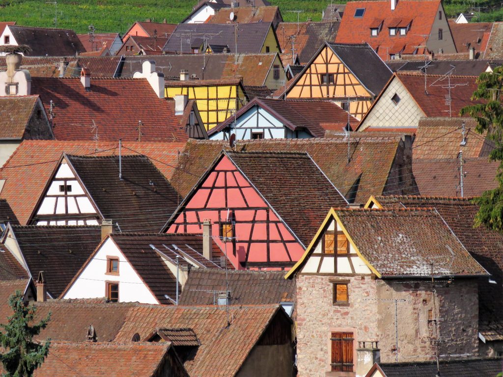 Riquewihr Bildet tatt fra utsiden av landsbyen oversikt hustakene. Urbantoglandlig