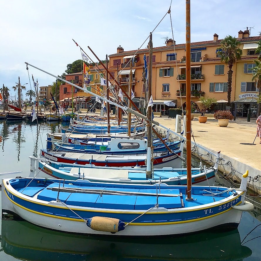 Sanary-sur-mer i Provence, kystby. De fargerike fiskebåtene i havnen. Urbantoglandlig.