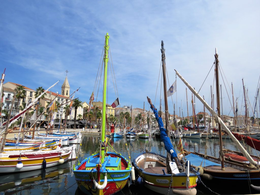 Sanary-sur-mer i Provence, kystby. Fantastiske enmastede fiskebåter. Urbantoglandlig.