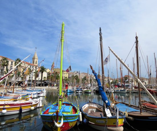 Sanary-sur-mer i Provence, kystby. Fantastiske enmastede fiskebåter. Under bobilferien fra Norge