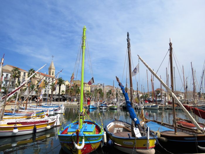 Sanary-sur-mer i Provence, kystby. Fantastiske enmastede fiskebåter. Under bobilferien fra Norge