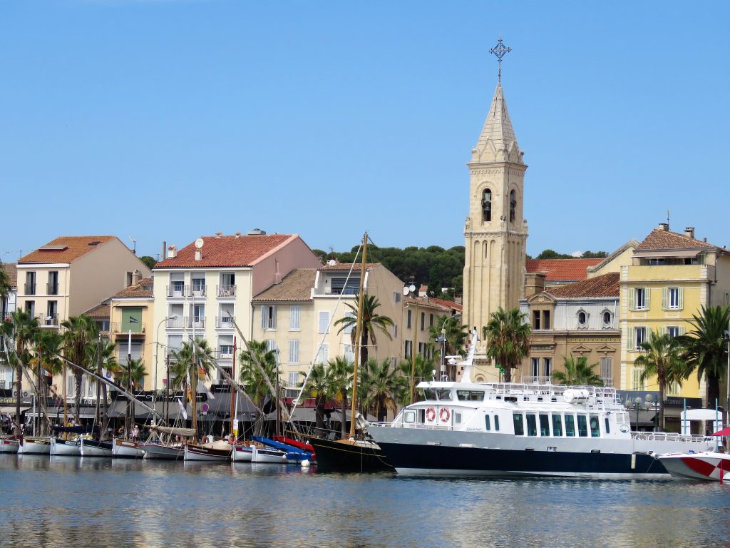 Sanary-sur-mer i Provence, kystby. Turistbåten er klar til sightseeing. Urbantoglandlig.