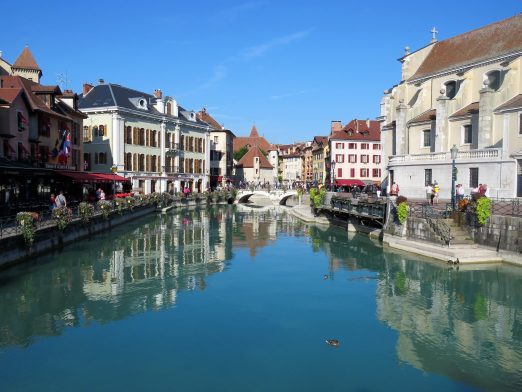 Annecy med Europas reneste innsjø. Utsikt over kanale og by. Urbantoglandlig