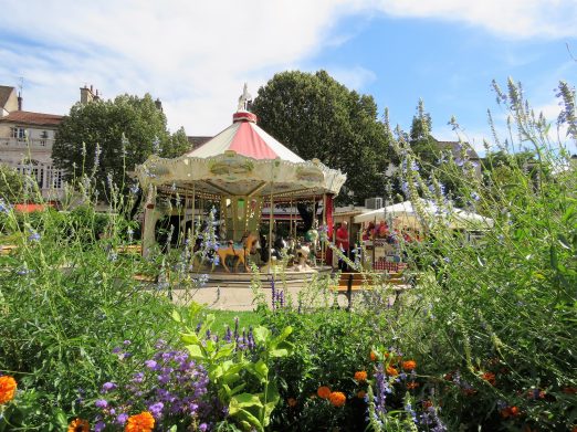 Beaune i Burgund, Hôtel Dieu. Park med gammel karusell Urbantoglandlig