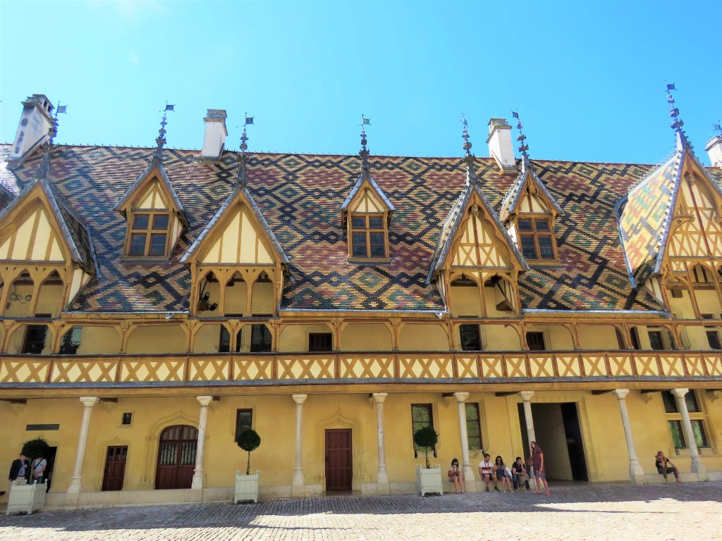 Beaune i Burgund, Hôtel Dieu. Utvendig arkitektur. Urbantoglandlig