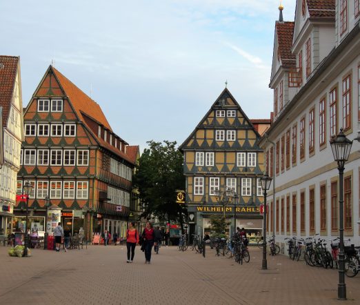 Er Celle i Tyskland et eventyr. Bindeverkshus og liv i gatene i Celle. Urbantoglandlig