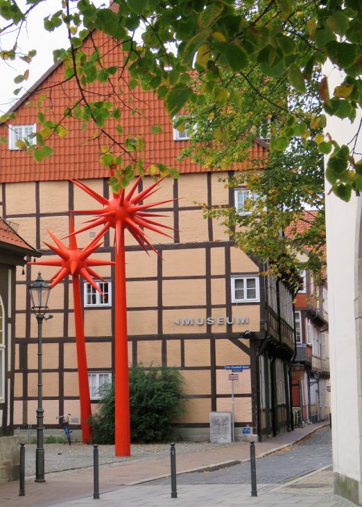 Er Celle i Tyskland et eventyr. Det er plass til moderne kunst utenfor et bindingsverkshus. Urbantoglandlig