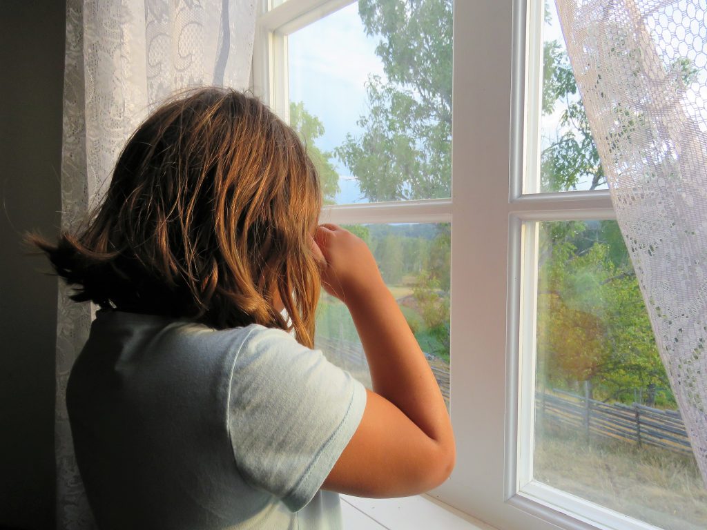Slik kunne barna titte ut av vinduet og se etter foreldrene sine i Åsens by. Urbantoglandlig