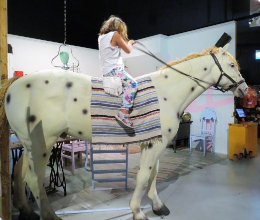 Opplev Filmbyn i Småland med Astrid Lindgrens verden. Jenta vår rir på Pippis hest, lilla Gubben