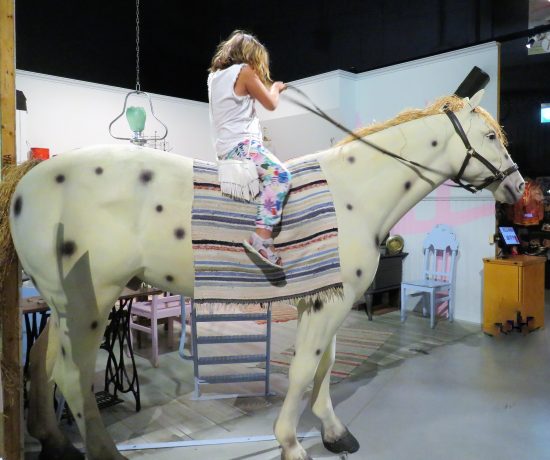 Opplev Filmbyn i Småland med Astrid Lindgrens verden. Jenta vår rir på Pippis hest, lilla Gubben