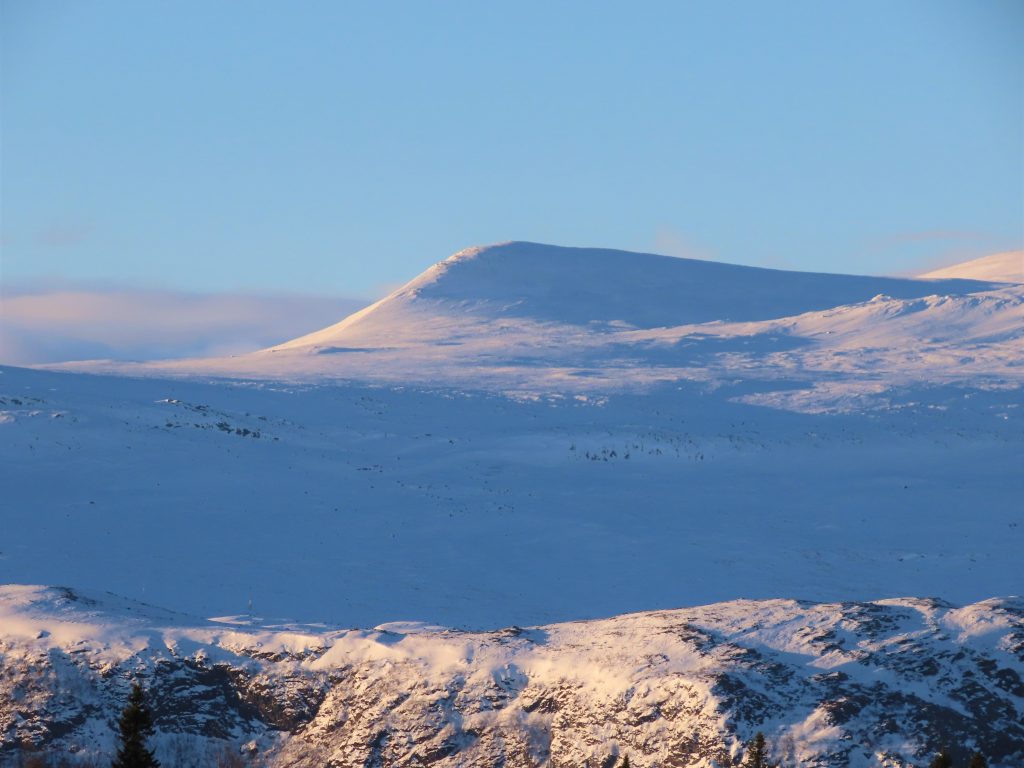 Supergli på felleski innover Garlislettene - Utsikt mot snøkledde vakre fjelltopper