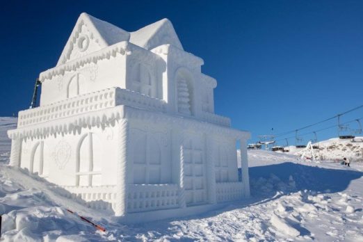 Snøskulpturene på Beitostølen - Et slags pepperkakehus i is og snø