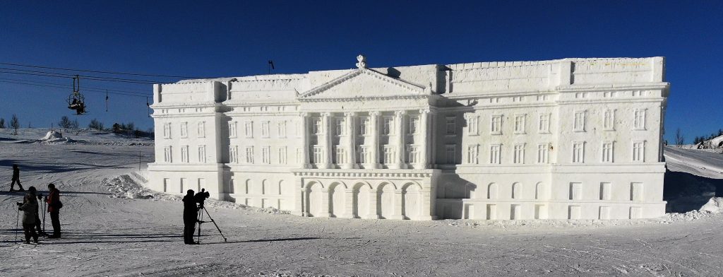 Snøskulpturene på Beitostølen - Slottet i all sin prakt øverst i salombakken