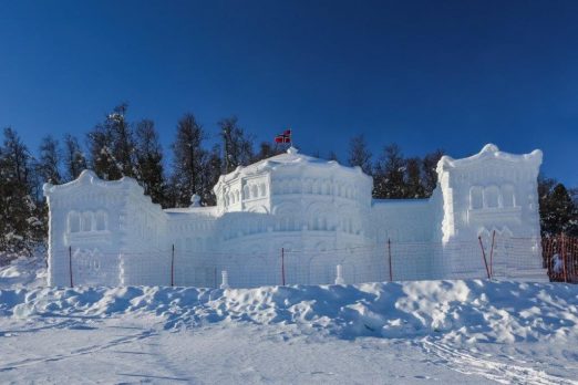 Snøskulpturene på Beitostølen - Stortinget med flagget til topps
