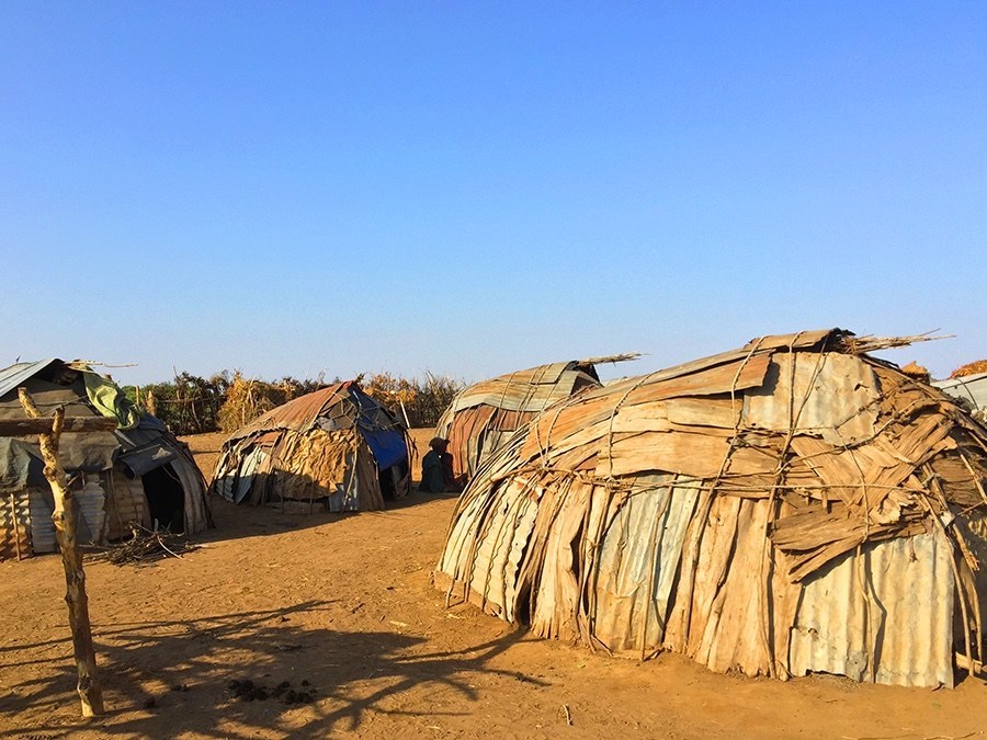 Rystende og tankevekkende besøk hos stammefolk i Etiopia - Daasanach landsby i Omodalen, nær grensen til Kenya
