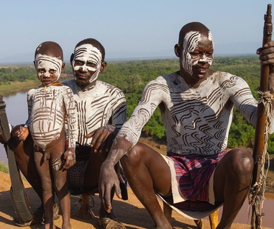 Rystende og tankevekkende besøk hos stammefolk i Etiopia - Karo menn poserer med sin imponerende kroppsmaling