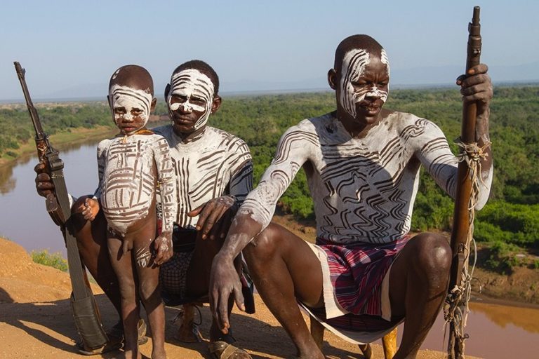 Rystende og tankevekkende besøk hos stammefolk i Etiopia - Karo menn poserer med sin imponerende kroppsmaling