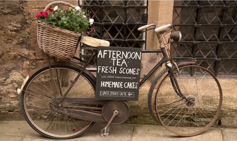 Gamlebyen Gjestgiveri – historisk og så utrolig levende. Sykkel med blomster Foto Gamlebyen Gjestgiveri