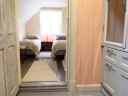 Med andektig sinn trer jeg inn i suiten til Gamlebyen Hotell - Det sjarmerende soverommet i 2. etasje