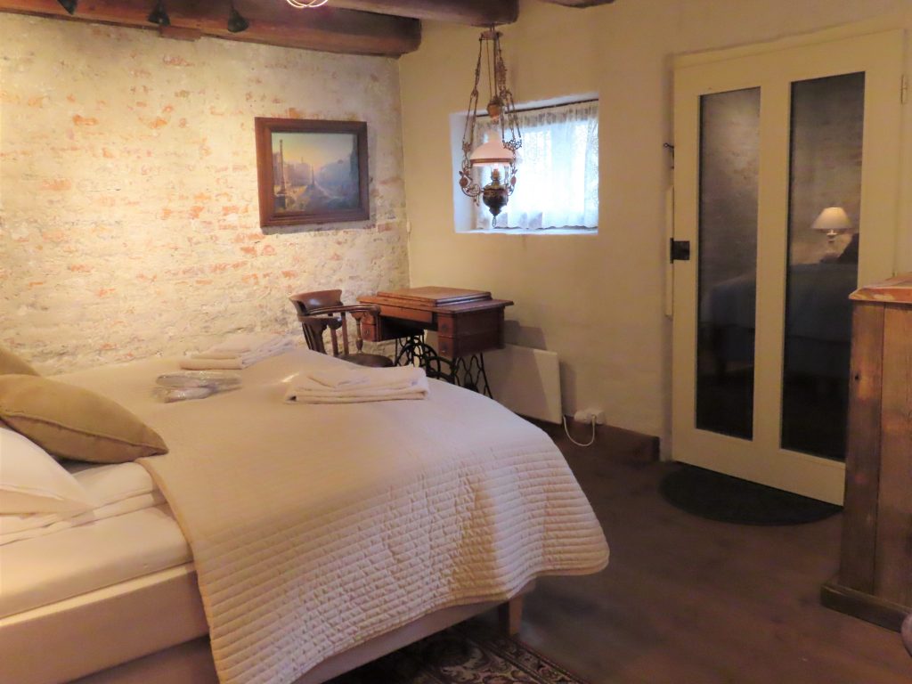 Med andektig sinn trer jeg inn i suiten til Gamlebyen Hotell - detaljer fra hoved-soverommet