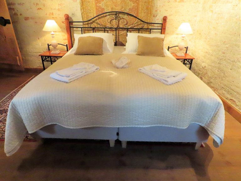 Med andektig sinn trer jeg inn i suiten til Gamlebyen Hotell -hoved-soverommet i 1.etasje