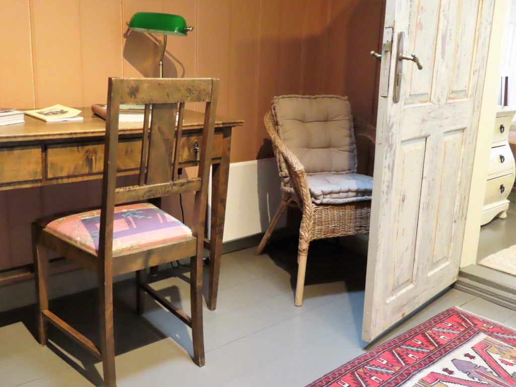 Med andektig sinn trer jeg inn i suiten til Gamlebyen Hotell - mellomgangen inn til soverommet i 2. etasje