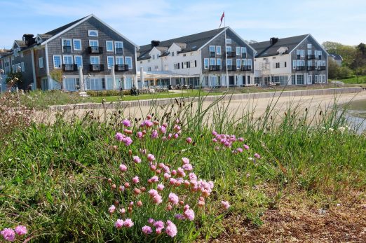 Støtvig Hotel i Hampton-stil og med utsikt mot evigheten - Hotellet sett på skrå fra strandområdet
