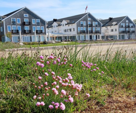 Støtvig Hotel i Hampton-stil og med utsikt mot evigheten - Hotellet sett på skrå fra strandområdet