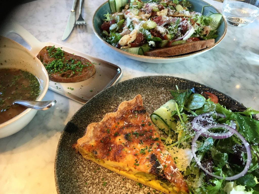 Kortreist og smaksløktriggende hos Onkel Blå i Moss - Lunsjretter på plankebyjentene denne dagen