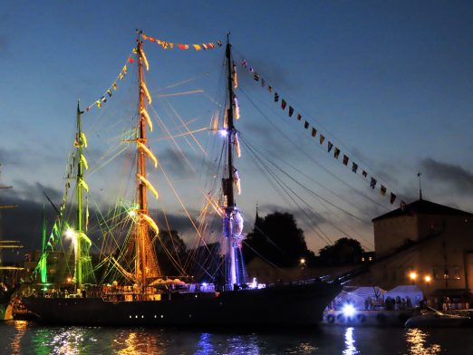 En seilskute med tente lys - Tall Ships Races Fredrikstad