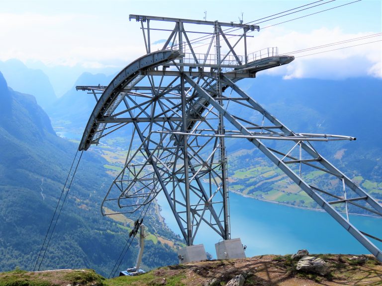Loen Skylift - fra fjord til fjell på 5 minutter - Her ser du litt av gonodolbanen som trekker oss opp og ned IMG_3068 (2)