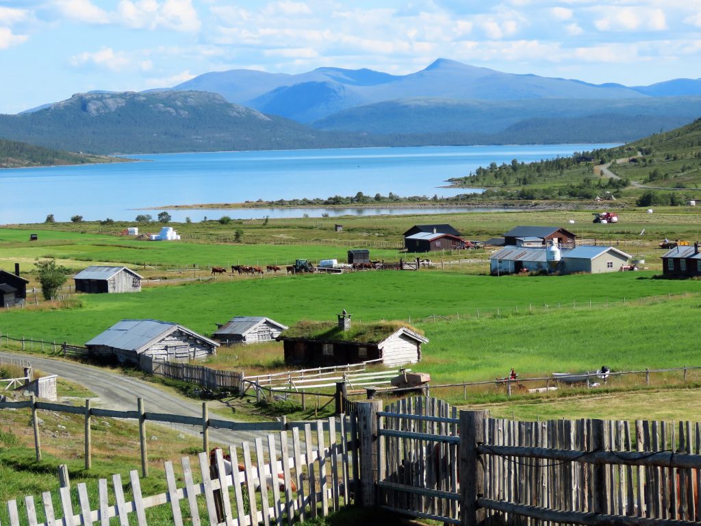 På Brimi Seter spiste vi skråpå-tå - for en flott utsikt over Tessvatnet IMG_2929 (2)-min