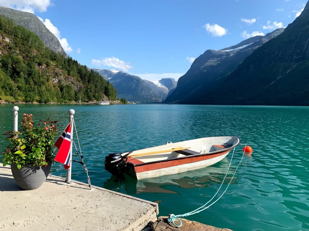 Båten i det grønne vannet i Lovatnet er et vanlig syn på Instagram IMG_2328