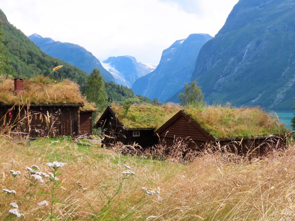 Det er idyll som preger Lovatnet inn mot Kjenndalsbreen idag - Setergrenda Breng IMG_3163 (2)