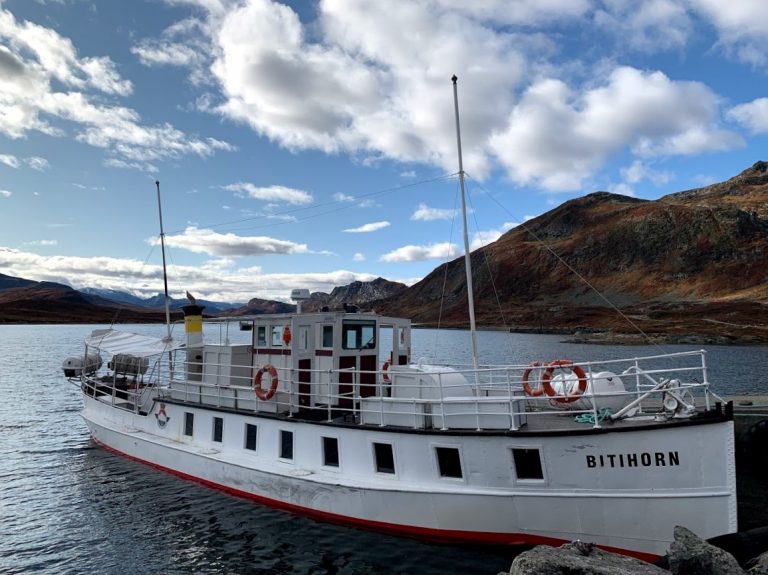 Et bilde av den nusselige MB Bitihorn som ligger i Bygdin