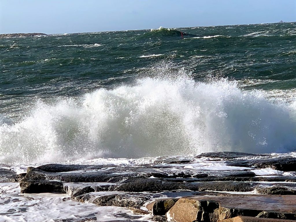 Med Vesterøy på Hvaler i ryggen, har du Amerika forut - Bølgen lo inn mot landIMG_3587 (2)