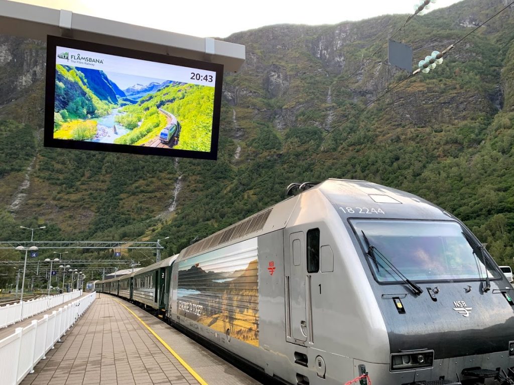 Flåmsbanen – befant vi oss på verdens vakreste togreise - toget før påstigning IMG_2540