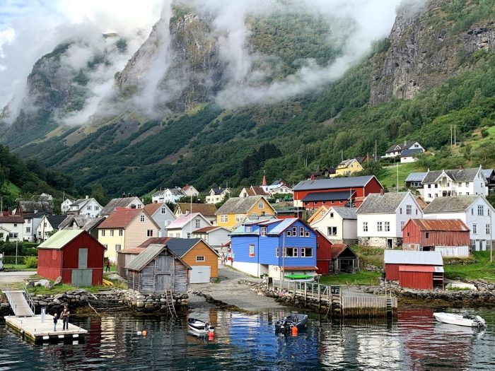 Undredal var et av stoppene på turen inn mot Nærøyfjorden IMG_2491-min