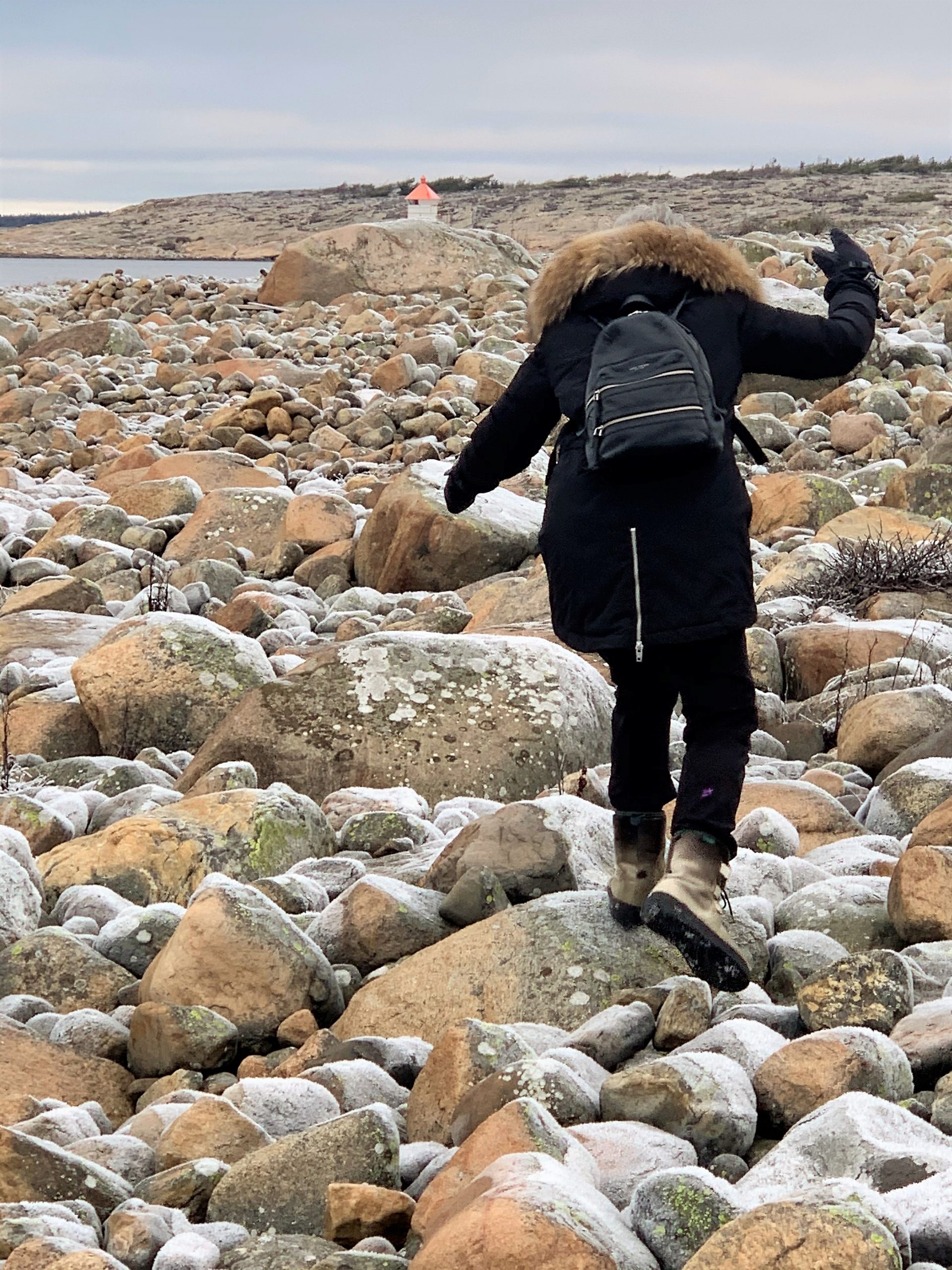 Balansetrening på rullesteine på Brattestø i Hvaler-skjærgården IMG_4853(2)