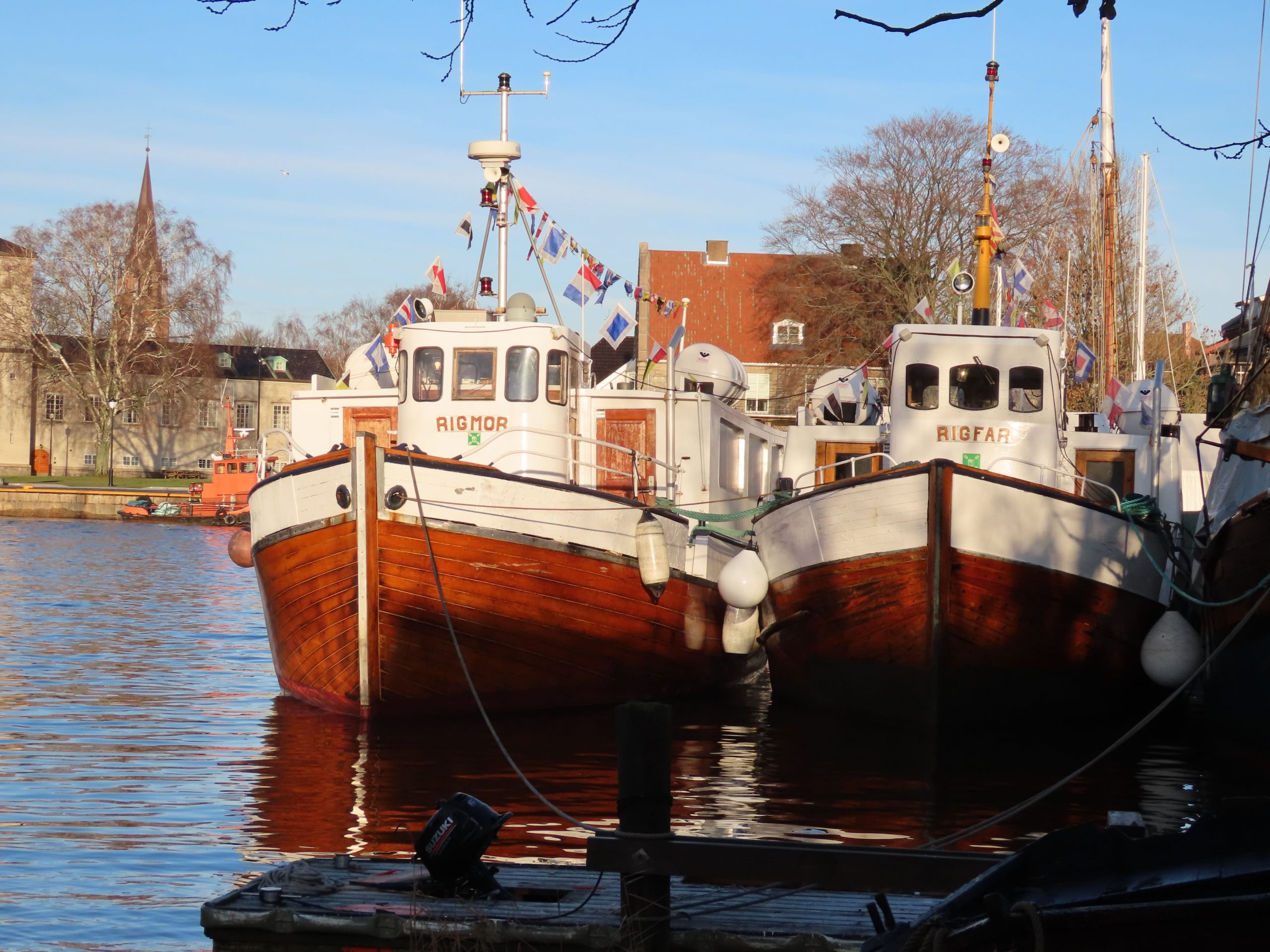 Fiskeskøytene Rigmor og Rigfar side om side på Isegran