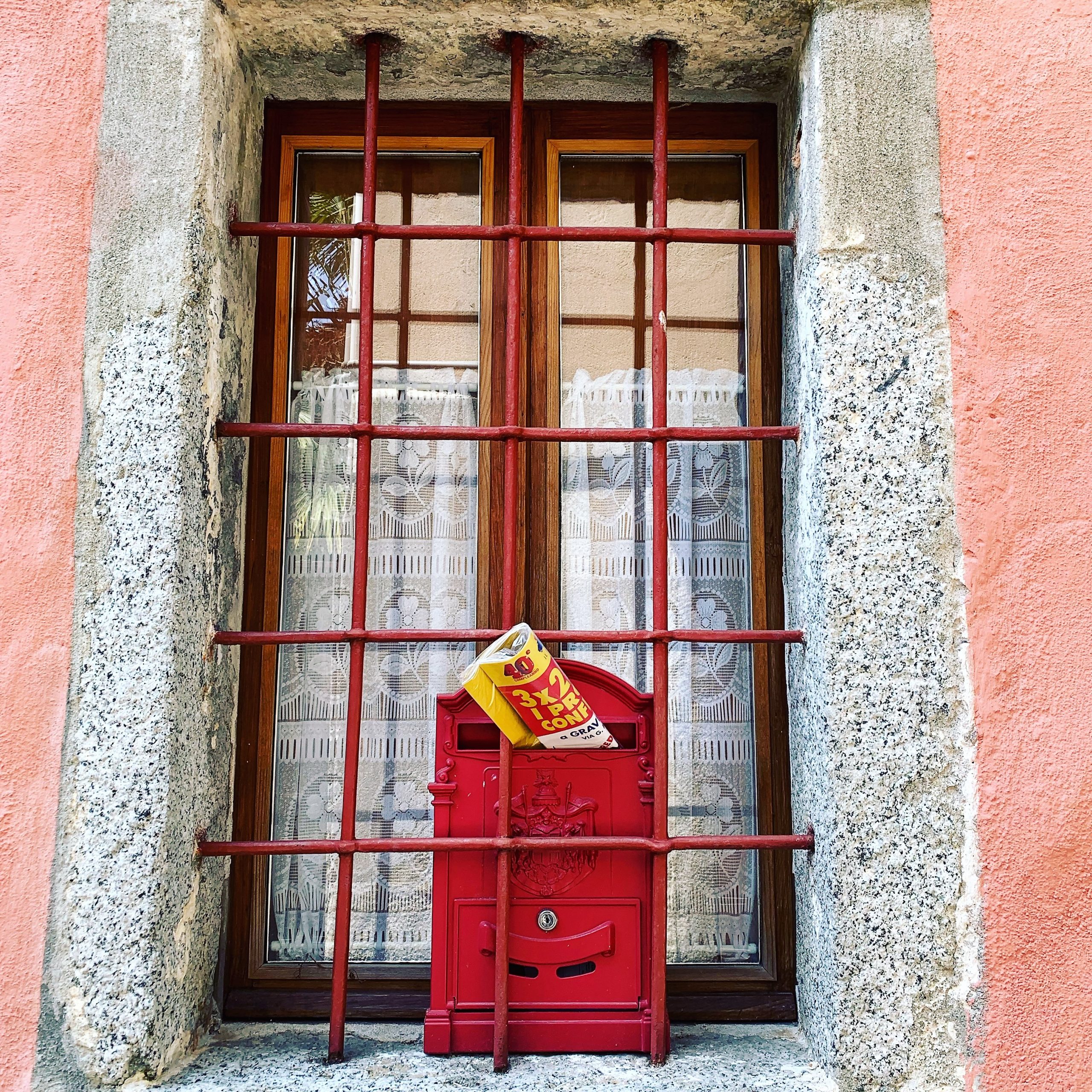 En detalj - postkassse -fra et vindu i Mergozzo