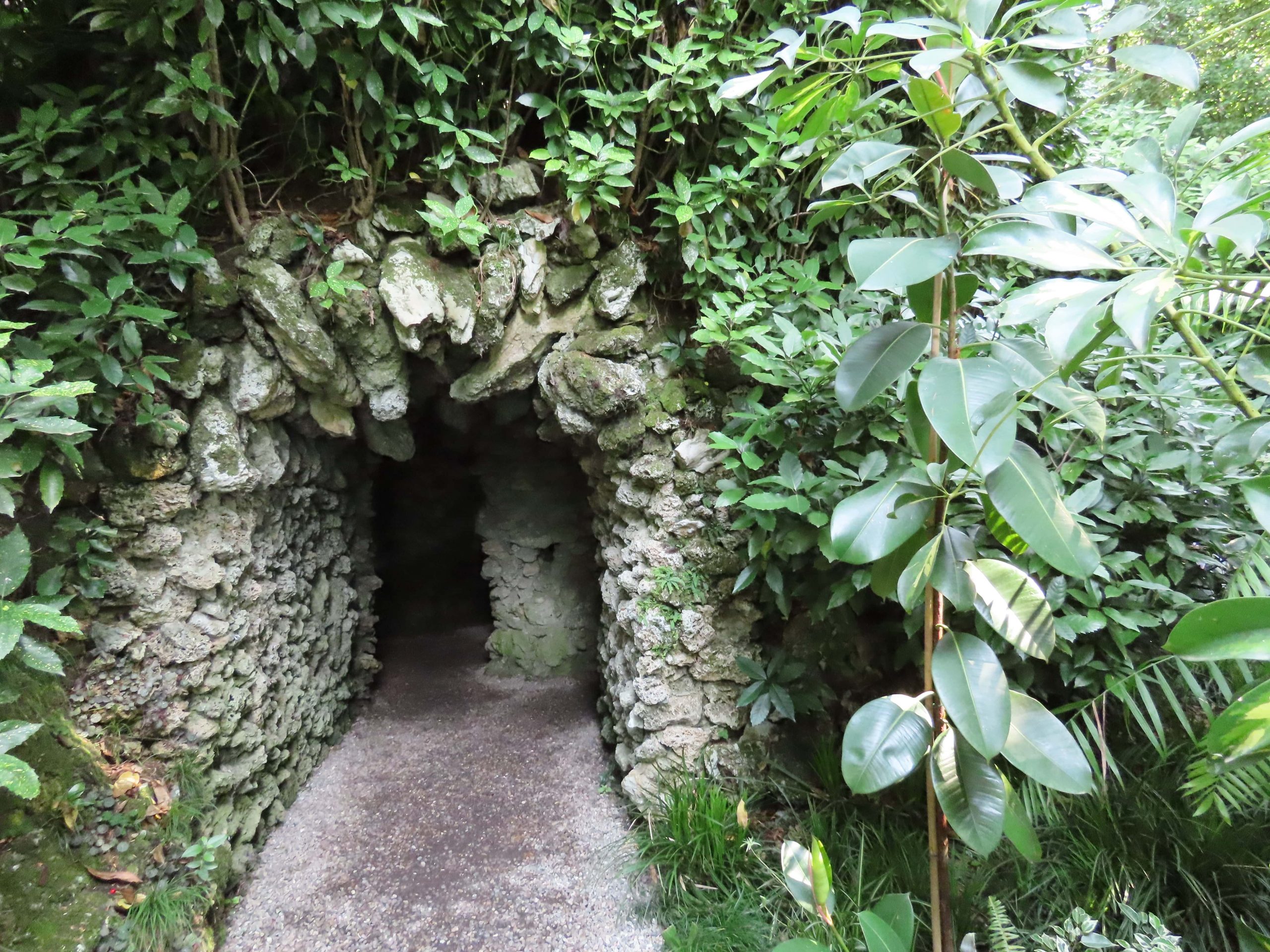 En mørk hule rundt villa Carlotta