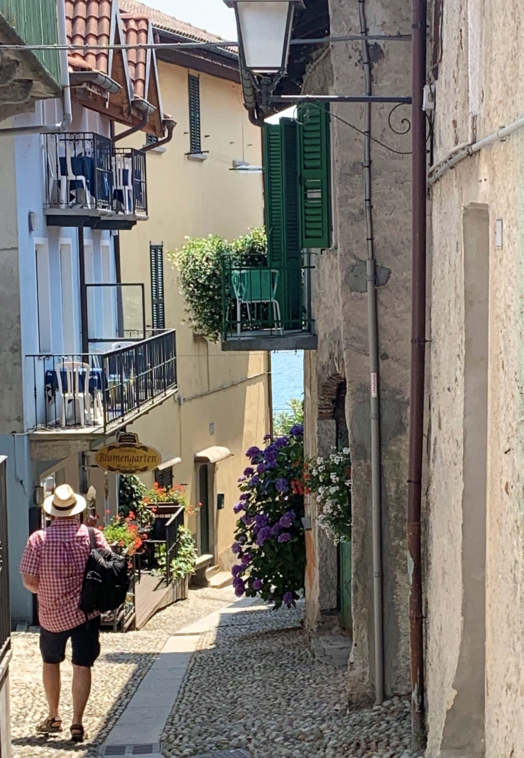 Fra et av de sjarmerende gatesmugene i Mergozzo