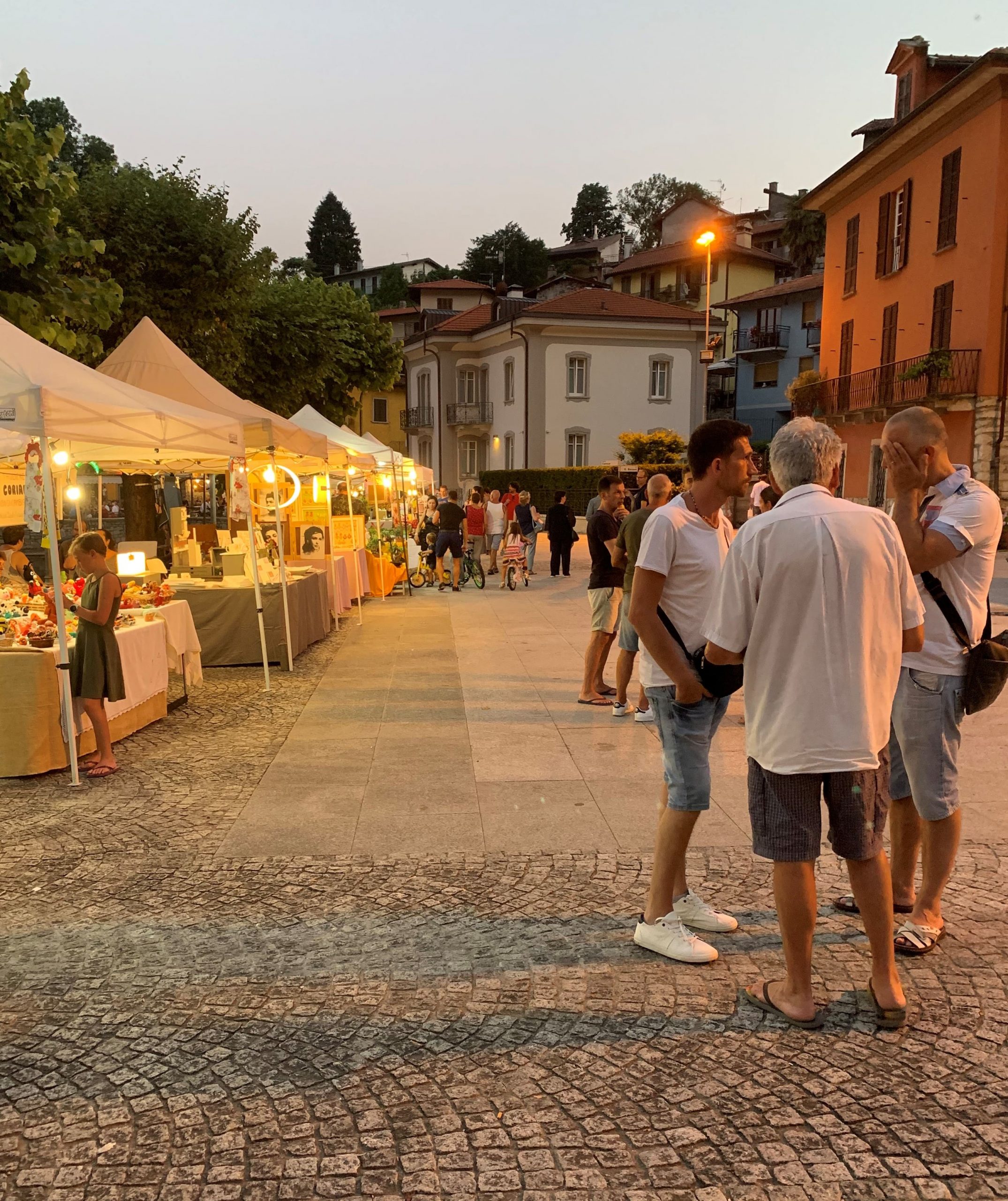 I Mergozzos gatebilde finner du alle generasjoner i skjønn forening