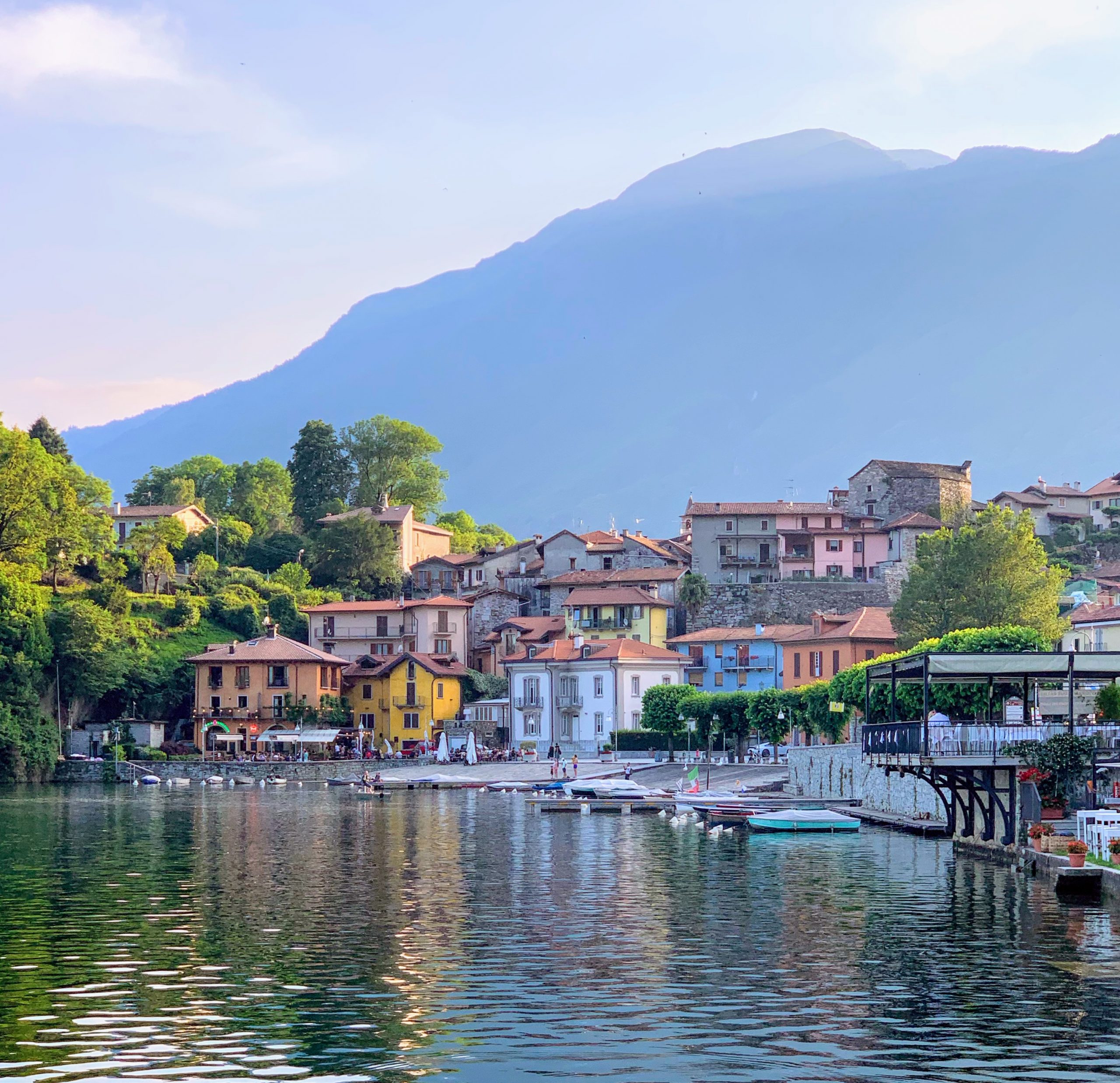 Landsbyen Mergozzo sett fra gangveien på vei inn til landsbyen