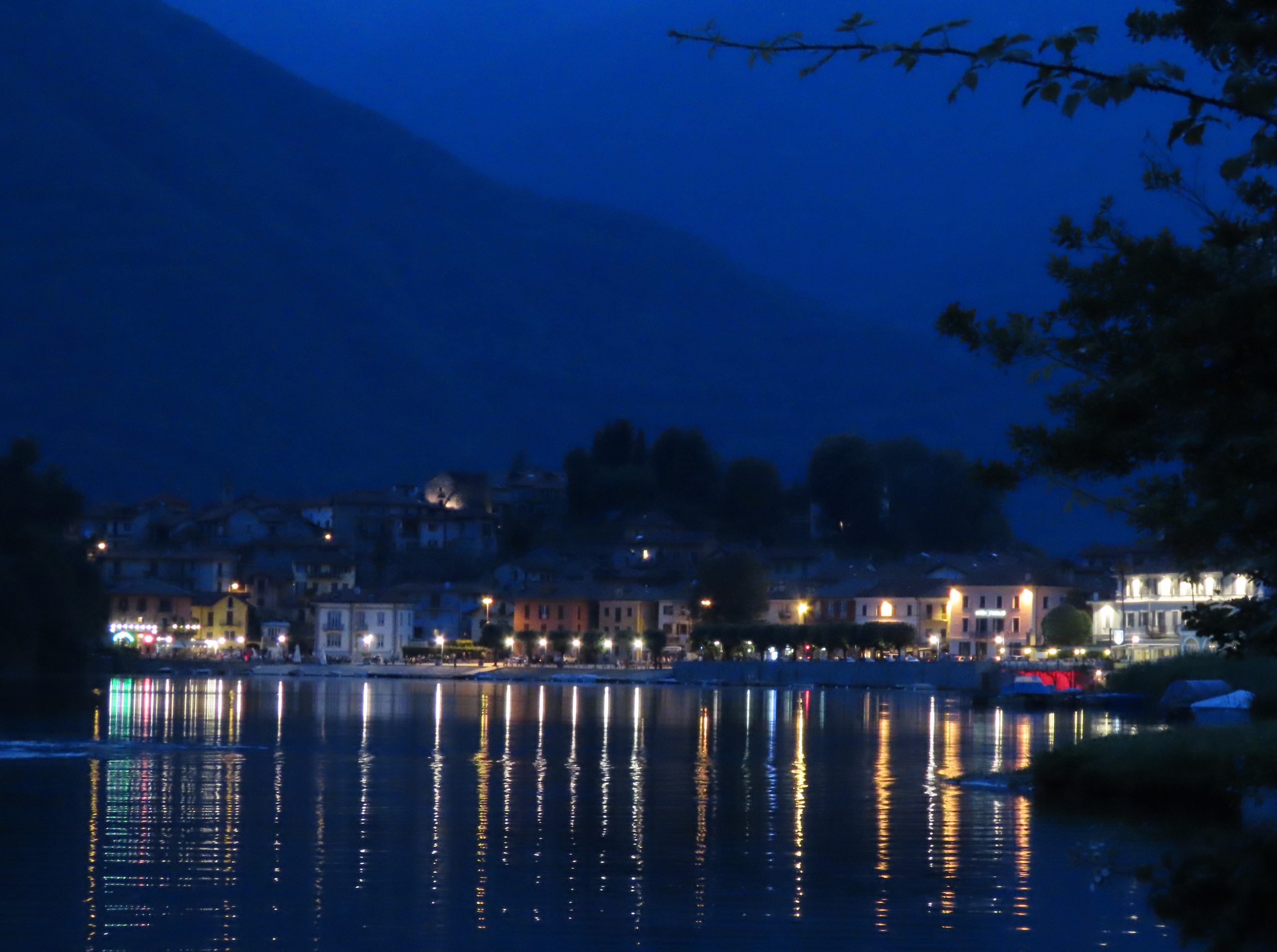 Maleriske Mergozzo vakkert dandert innerst ved innsjøen - i kveldsmørket