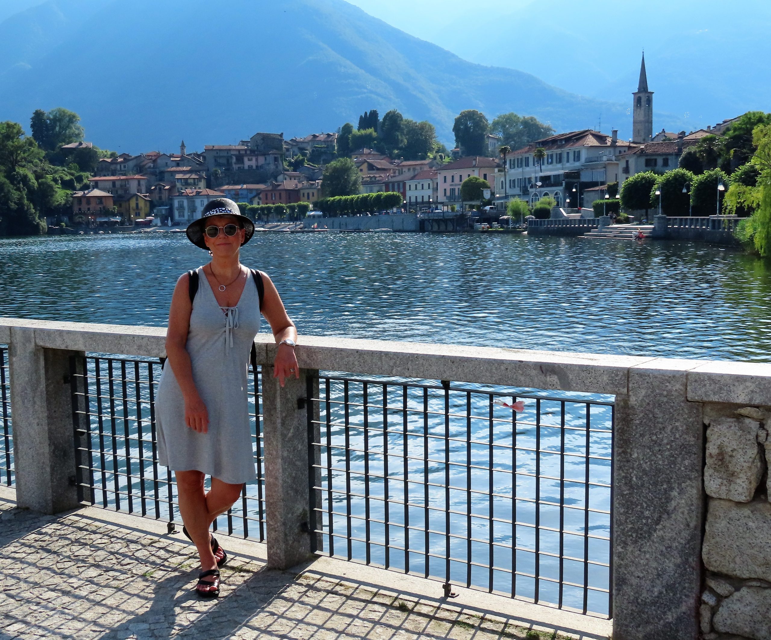 Maleriske Mergozzo vakkert dandert innerst ved innsjøen - jeg nyter utsikten mot landsbyen