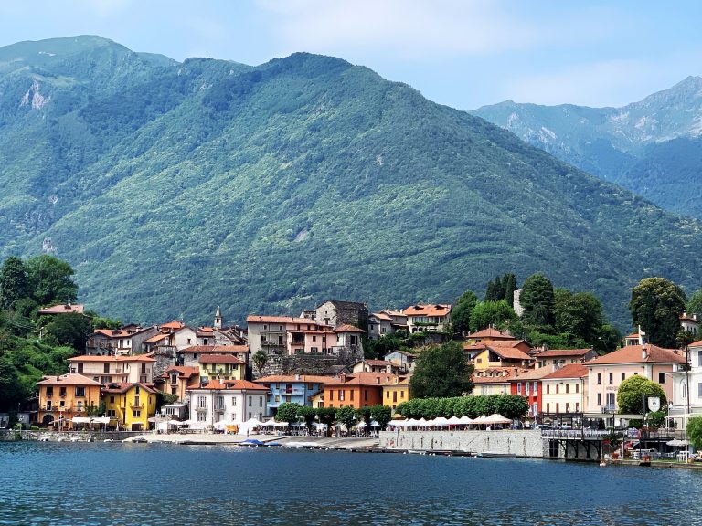 Maleriske Mergozzo vakkert dandert innerst ved innsjøen - utsikten fra campingplassen til sentrum