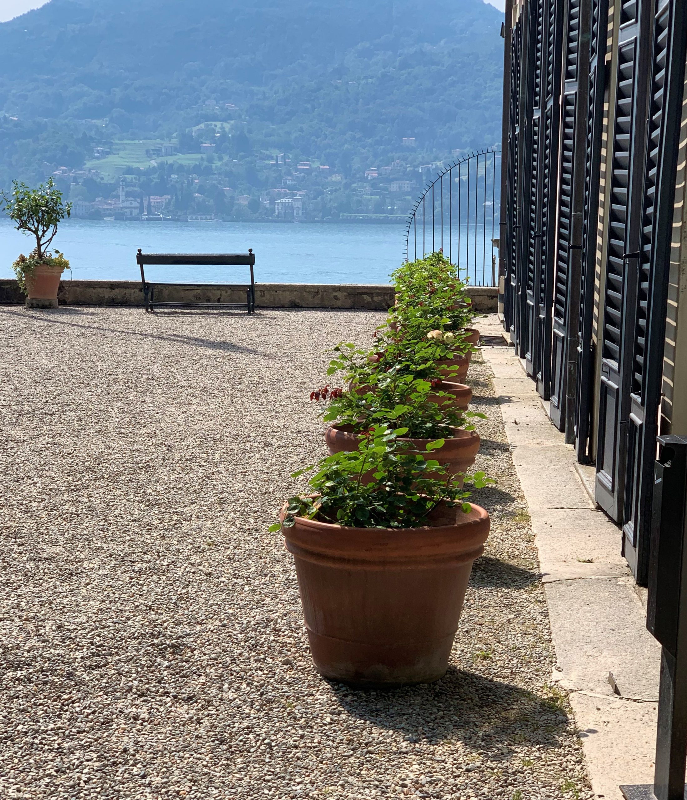 Utsikten fra platået rundt Villa Carlotta er det ingenting å si på