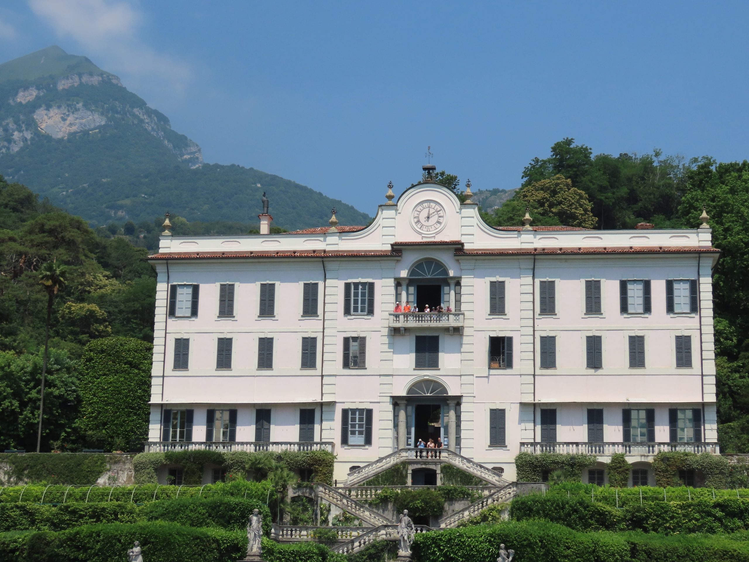 Villa Carlotta med vakre fjellpartier som bakteppe